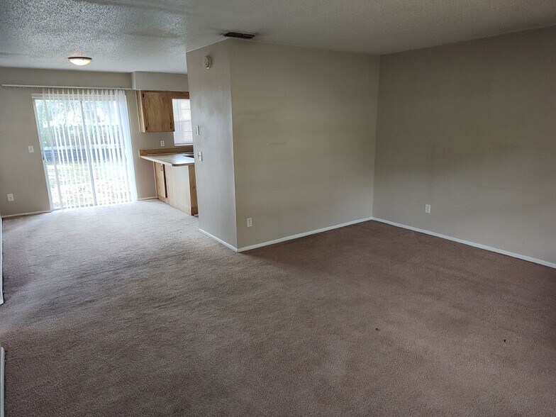 Building Photo - 2324 S Sandburg Pt