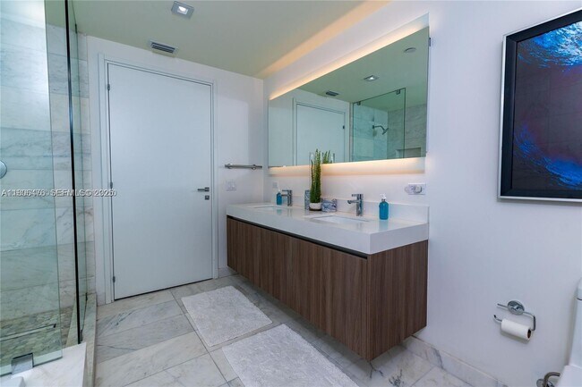 Building Photo - 401 N Birch Rd