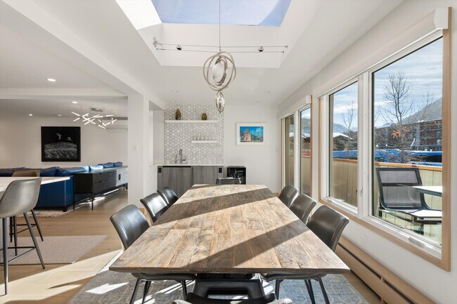 Building Photo - 447 E Cooper Ave