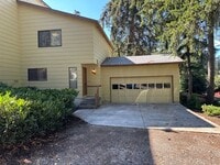 Building Photo - 2 bedroom 1.5 bathroom duplex in quiet Thu...