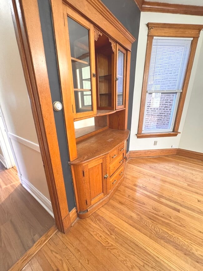 Building Photo - 2927 N Sacramento Ave