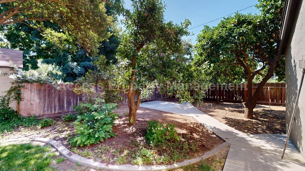 Building Photo - 1200 Sycamore St