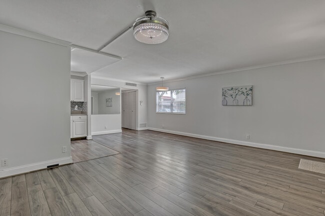 Building Photo - 611 Saxony Ln