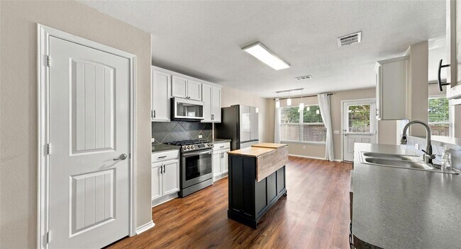 Building Photo - 7224 Crestone Rd