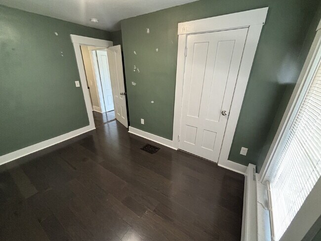 Building Photo - Bright & Spacious 3BR Second-Floor Apartment in Convenient Rochester Location