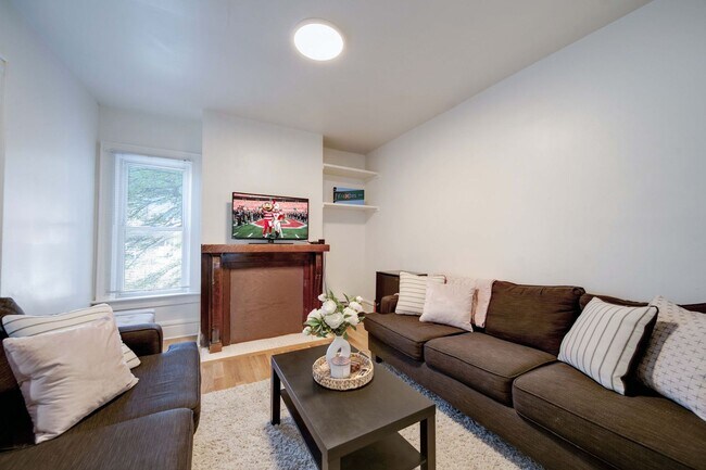 Building Photo - Ultimate 6-Bedroom House with Spacious Liv...