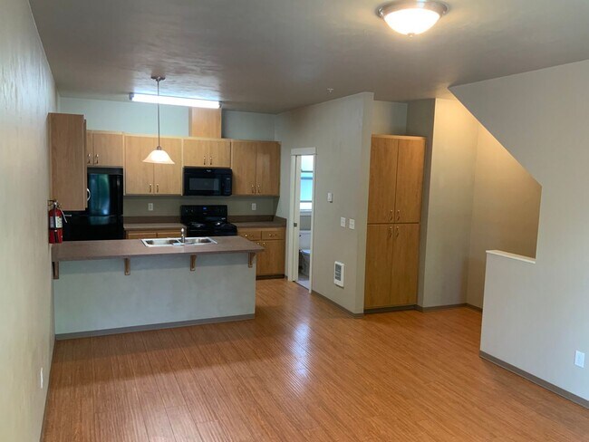 Building Photo - Move In Special!!  Close to Campus on 14th...
