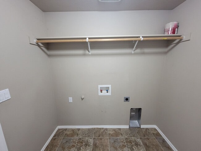 Building Photo - Charming Home on Richland– Fenced Yard, Fi...