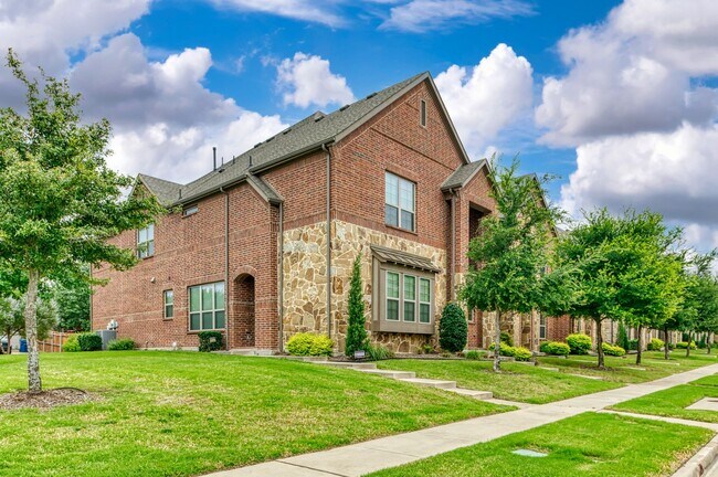 Building Photo - Beautiful 3 Bedroom Luxury Townhome, MCKIN...