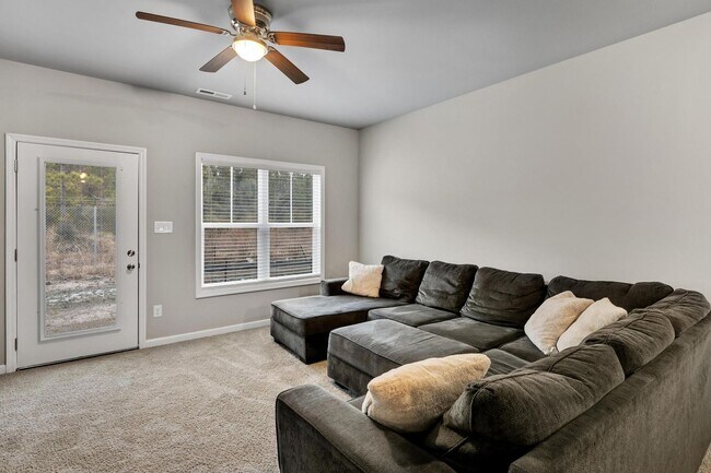 Building Photo - Furnished rental available now!!