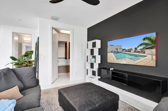 Building Photo - 365 SE 6th Ave