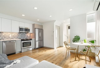 Building Photo - Stunning 2 bedroom w/rooftop deck in Beacon Hill!