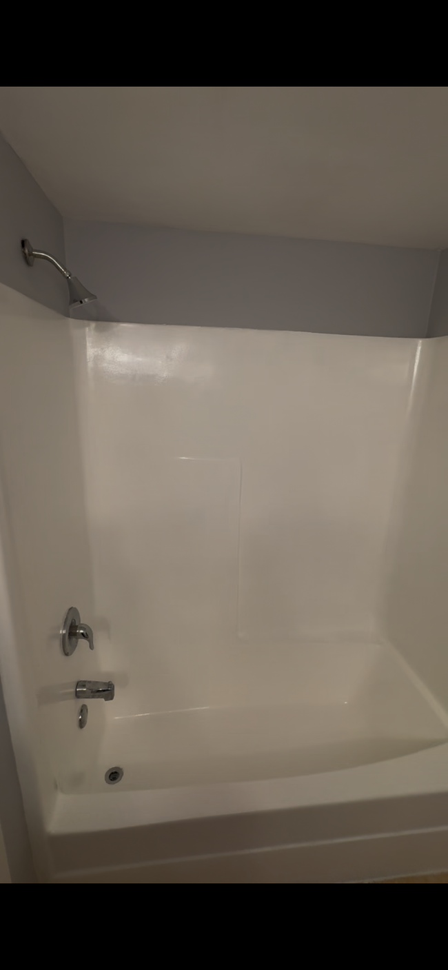 Full bath tub - 17984 Amherst Ct