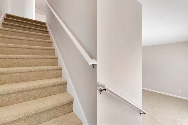 Building Photo - 3 Bed, 2. 5 Bath Like New Townhome in Richmond Hill