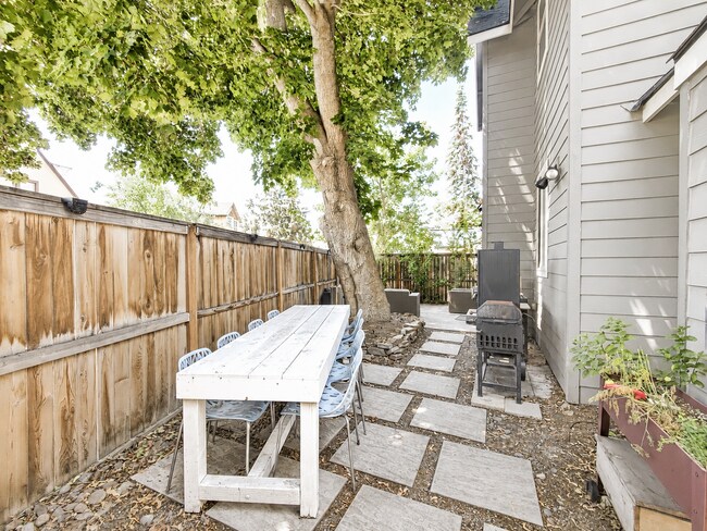 Building Photo - Live the ultimate Westside Bend lifestyle!