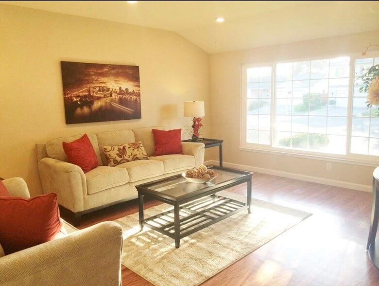 Primary Photo - 238 S Park Victoria Dr