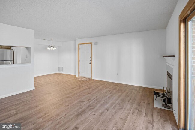 Building Photo - 2101 Ravens Crest Dr