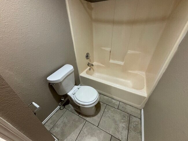 Building Photo - 2 bed 2 bath townhome