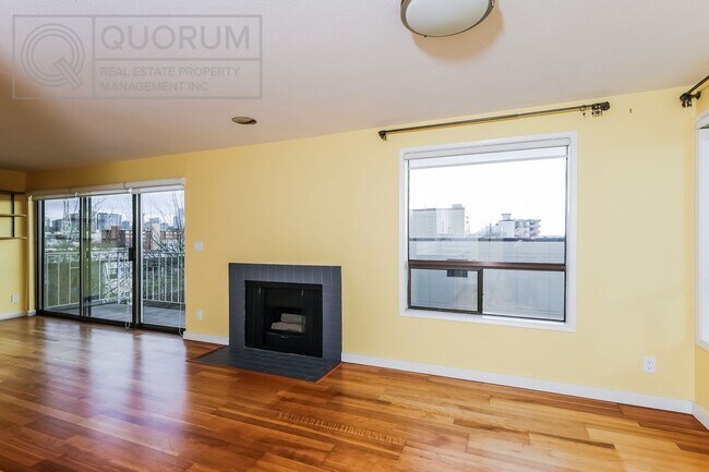 Building Photo - Spectacular Top Floor Condo with Stunning Views in Queen Anne