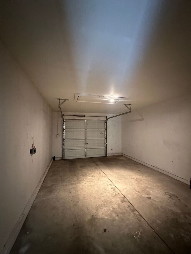 Building Photo - Must see Home!