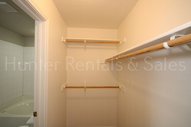 Building Photo - Modern Comforts & Great Location – Elms Ru...