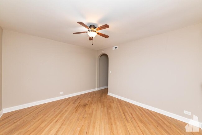 Building Photo - 2 bedroom in Chicago IL 60093