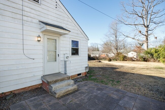 Building Photo - Charming 3 Bedroom Rancher in Lakeside