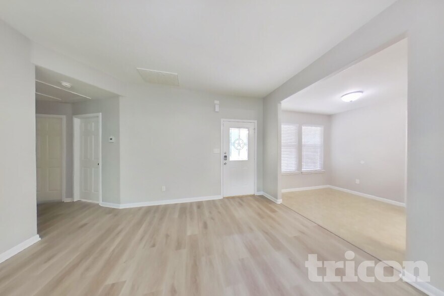 Building Photo - 10951 Royal Forest Dr