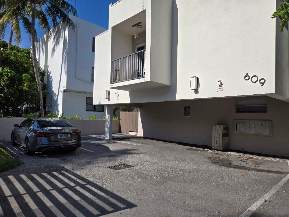 Building Photo - 609 Euclid Ave