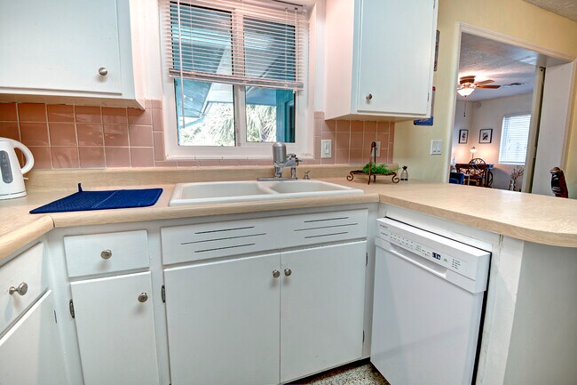 Kitchen - 3605 Iroquois Ave