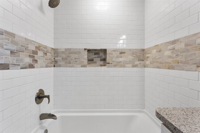 Building Photo - 3310 Oak Dr