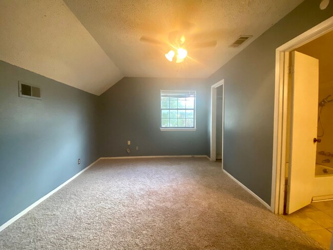 Building Photo - 4 Bedroom in Clarksville- 1610 W. 10th- Au...