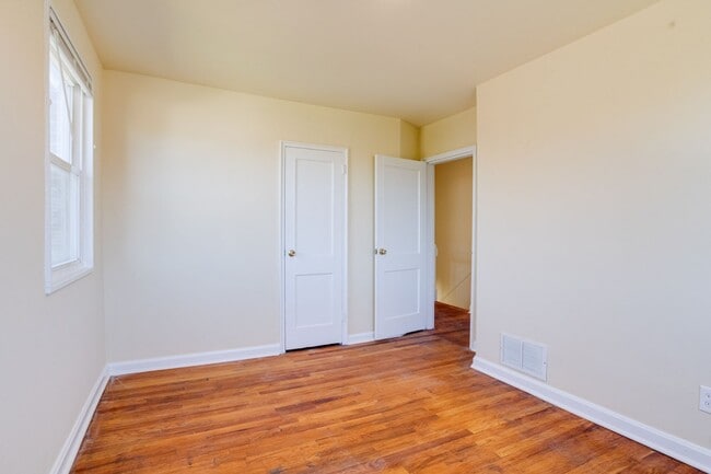 Building Photo - Charming End-Unit Townhome