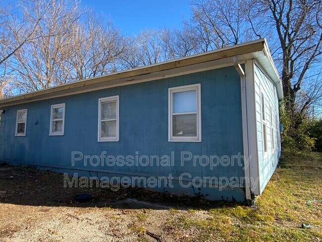 Building Photo - 916 S Clifton Ave