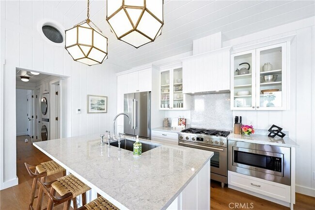 Building Photo - 360 Cliff Dr