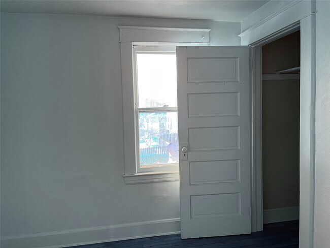 Building Photo - 124 Squires Ave