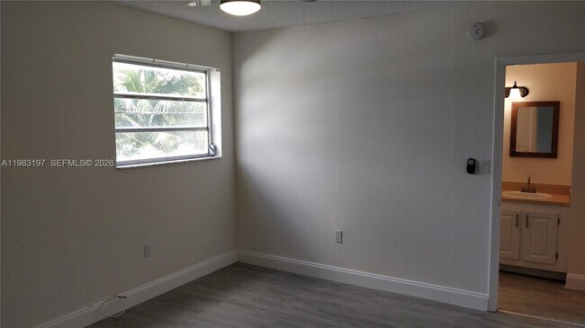 Building Photo - 1975 NE 135th St