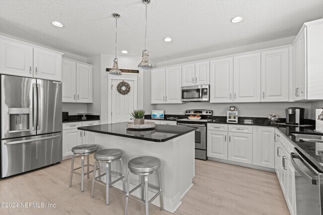 Building Photo - 200 Gladstone Ct