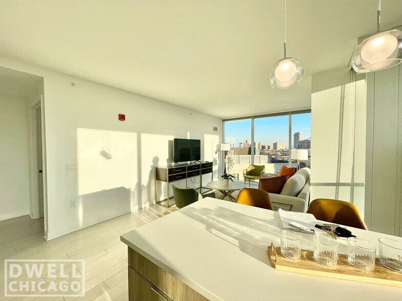 Building Photo - 2337 N Lincoln Ave