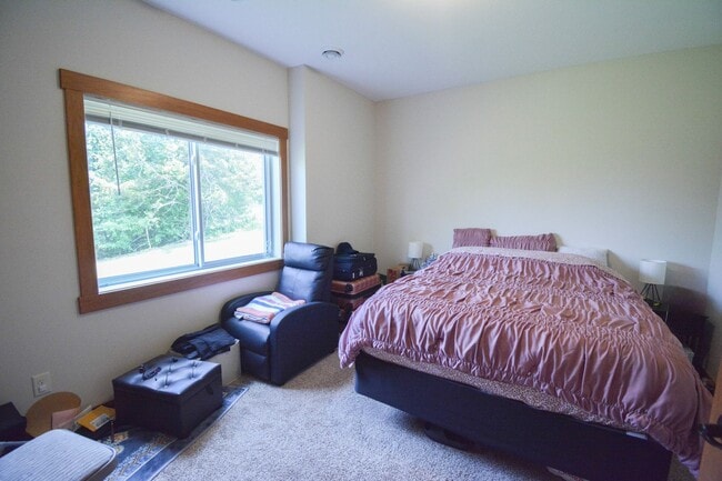 Building Photo - Spacious 4-Bedroom Home with Scenic Views ...