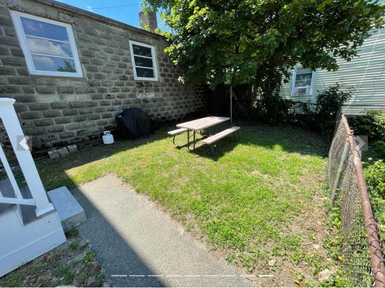 Building Photo - 18 Bond St