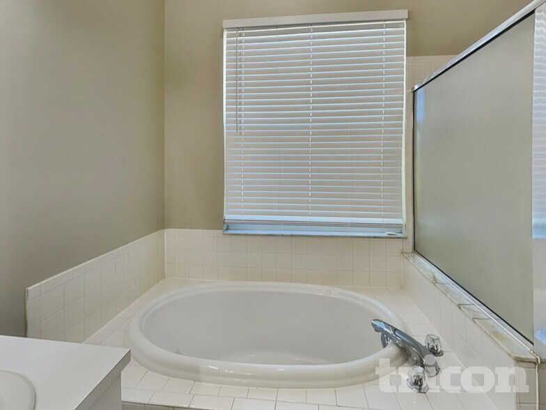 Building Photo - 1810 Cattleman Dr