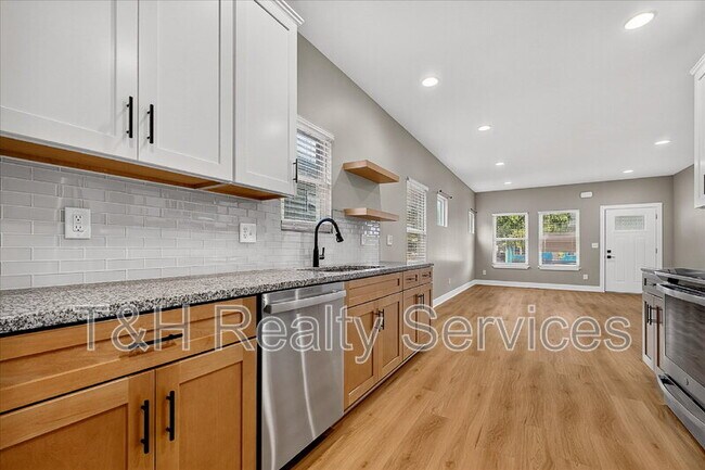 Building Photo - 623 W 39th St