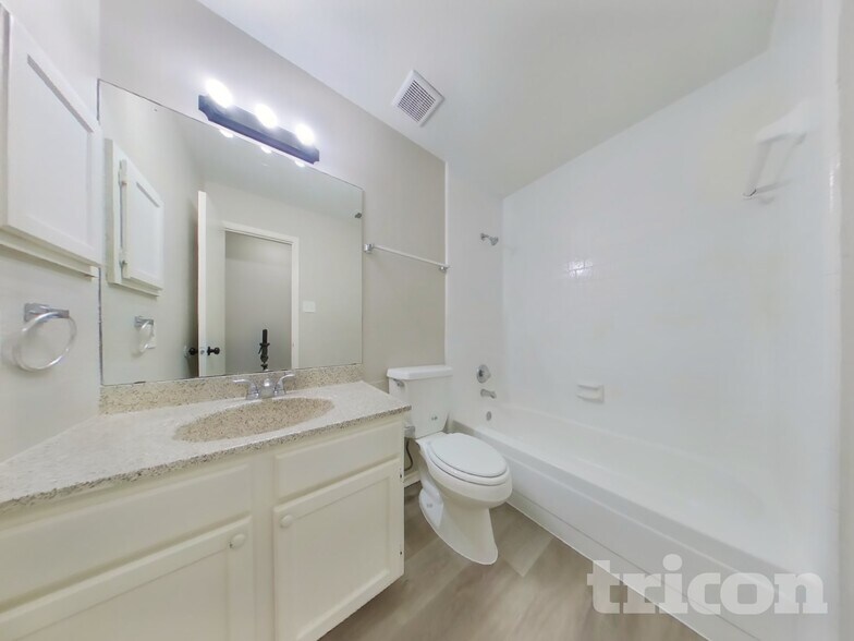 Building Photo - 16330 Tiburon Way