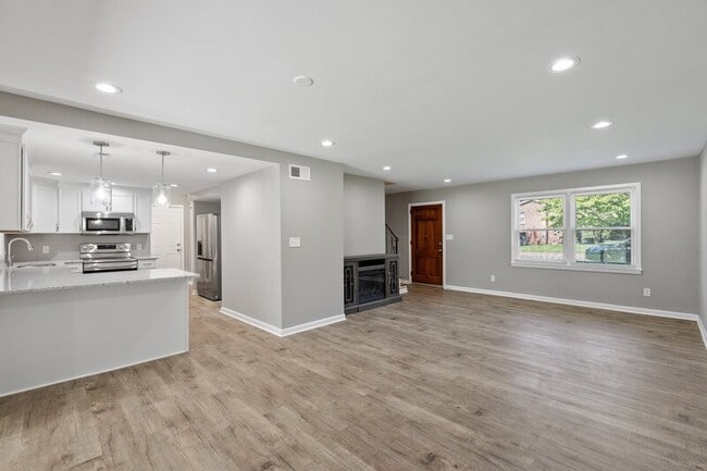 Building Photo - 505 NW Forrest Pk Ct