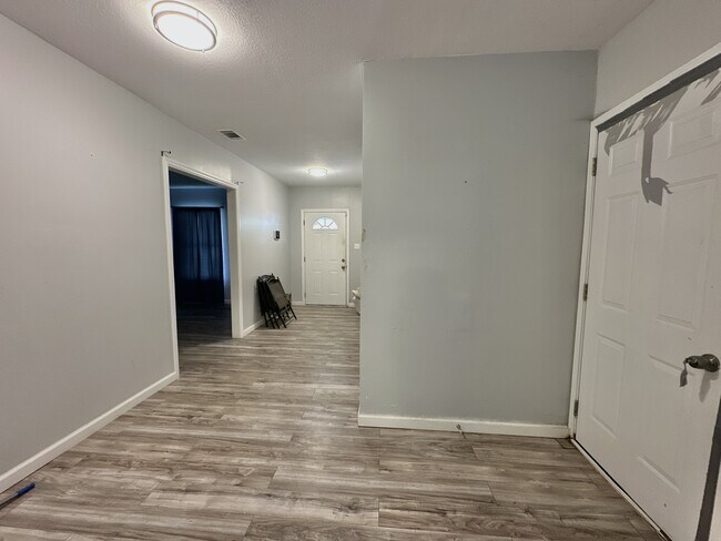 Building Photo - 1111 Timberline Dr