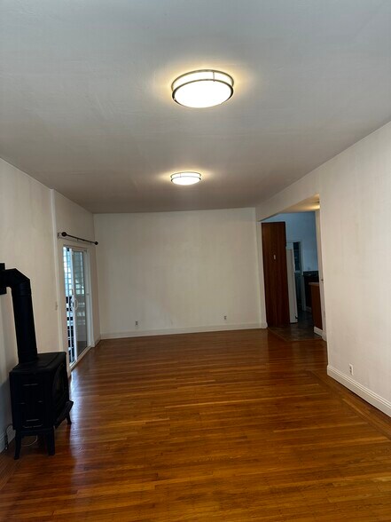 Building Photo - 932 60th St
