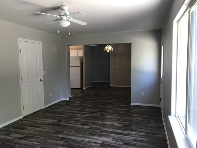 Building Photo - 3 Bed/2 bath...Newer Carpet and Flooring.....