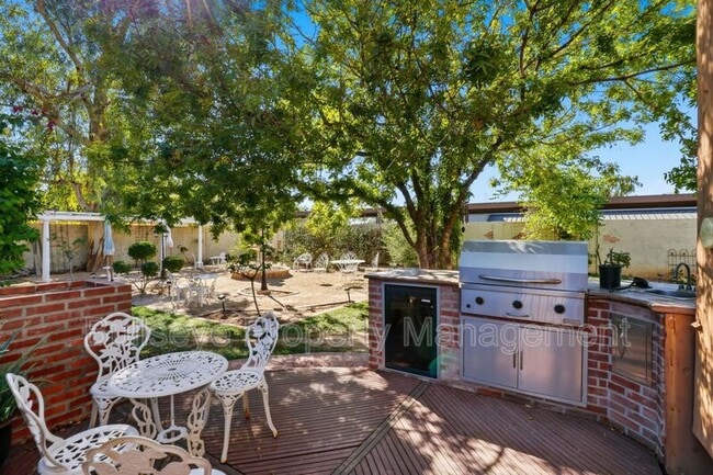 Building Photo - 525 W Lynwood St