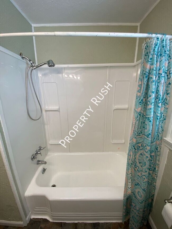 Building Photo - 1503 Pin Oak Dr